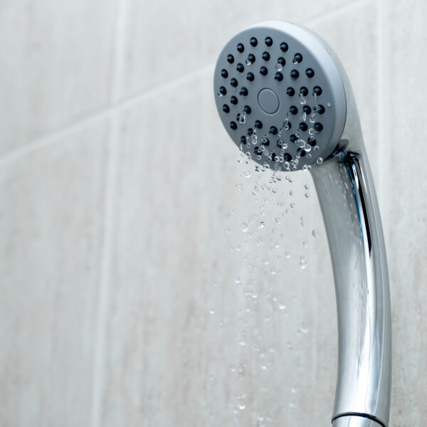¿Por qué la presión del agua es baja en los hogares, y cómo solucionarlo?