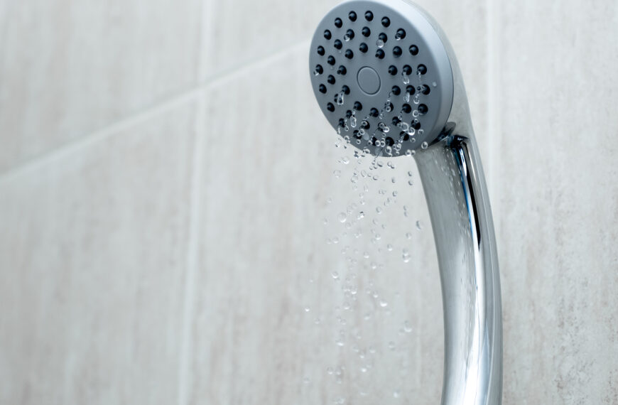 ¿Por qué la presión del agua es baja en los hogares, y cómo solucionarlo?