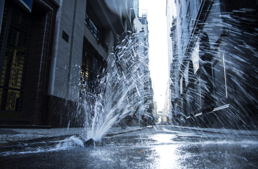 ¿Cómo actuar y prevenir una fuga de agua? Recomendaciones, materiales y a dónde reportar